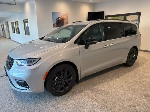 2026 Chrysler Pacifica Select photo 3