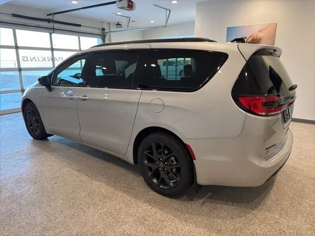 2026 Chrysler Pacifica Select photo 4
