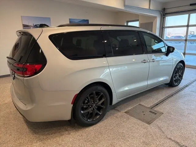 2026 Chrysler Pacifica Select photo 5