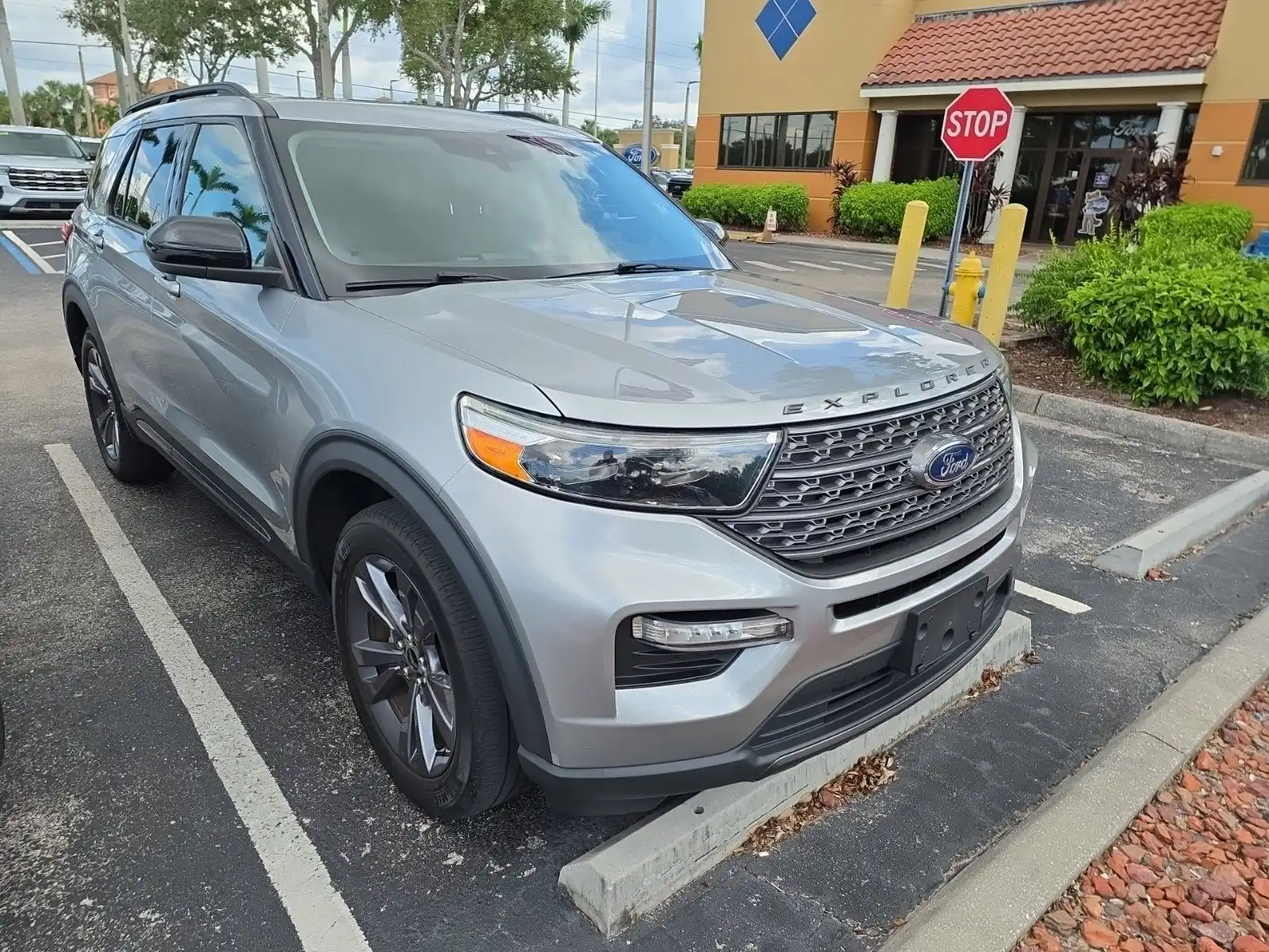 2023 Ford Explorer XLT 4WD's photo