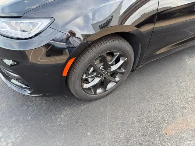 2026 Chrysler Pacifica Select photo 4