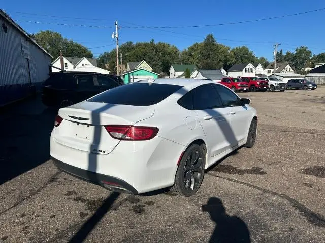 2015 Chrysler 200 S photo 4