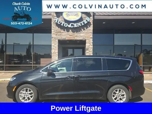 2023 Chrysler Pacifica Touring L's photo