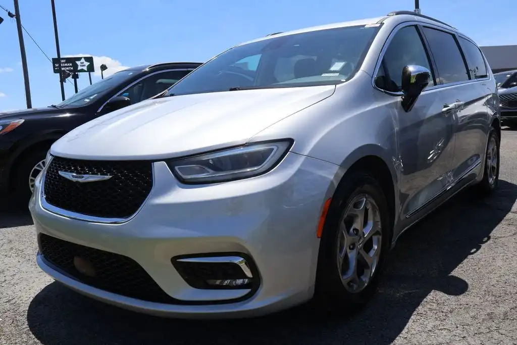 2023 Chrysler Pacifica Limited's photo