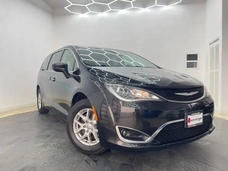 2020 Chrysler Pacifica Touring's photo