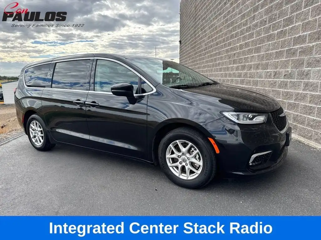 2023 Chrysler Pacifica Touring L's photo