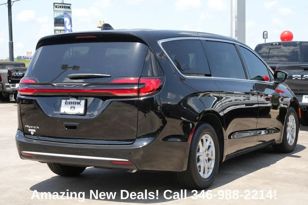 2027 Chrysler Pacifica Select photo 3