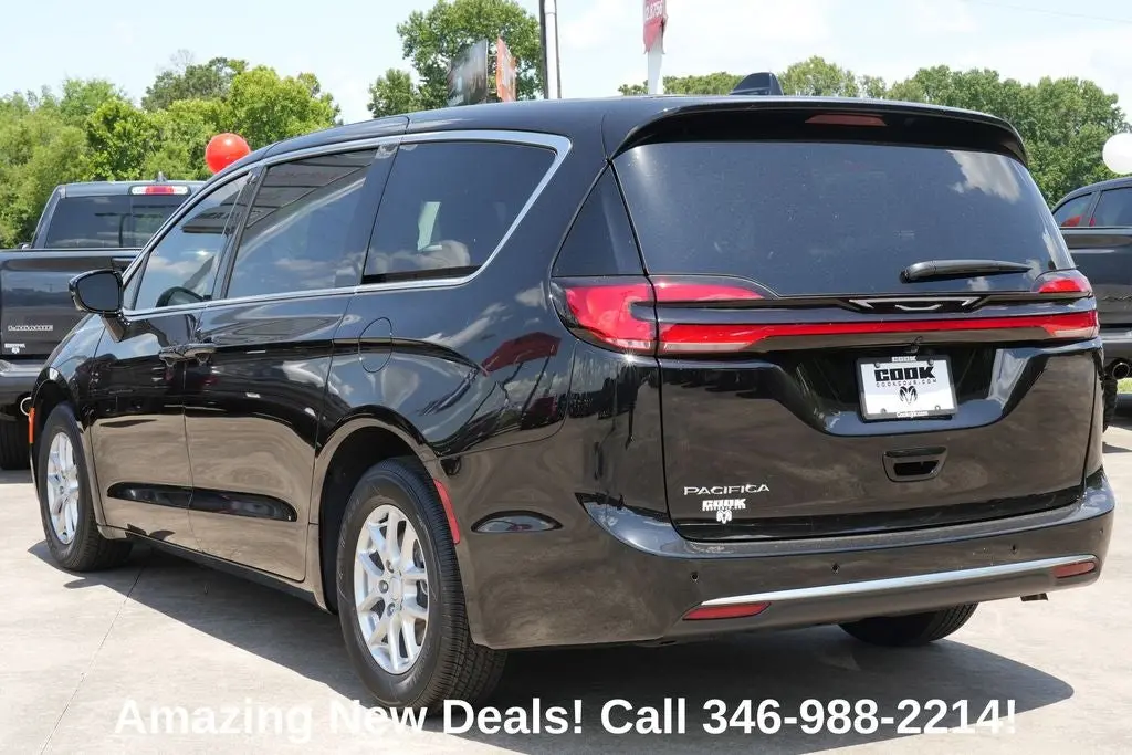 2027 Chrysler Pacifica Select photo 4