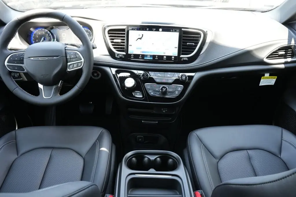2027 Chrysler Pacifica Select photo 5