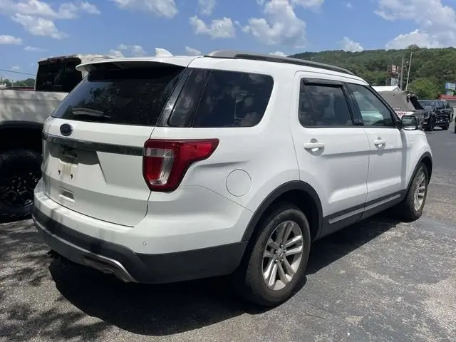 2017 Ford Explorer XLT FWD photo 3