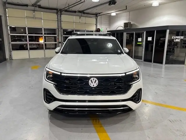 2026 Volkswagen Atlas Cross Sport 2.0T SEL Premium R-Line 4Motion photo 3