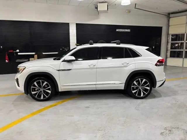 2026 Volkswagen Atlas Cross Sport 2.0T SEL Premium R-Line 4Motion photo 5