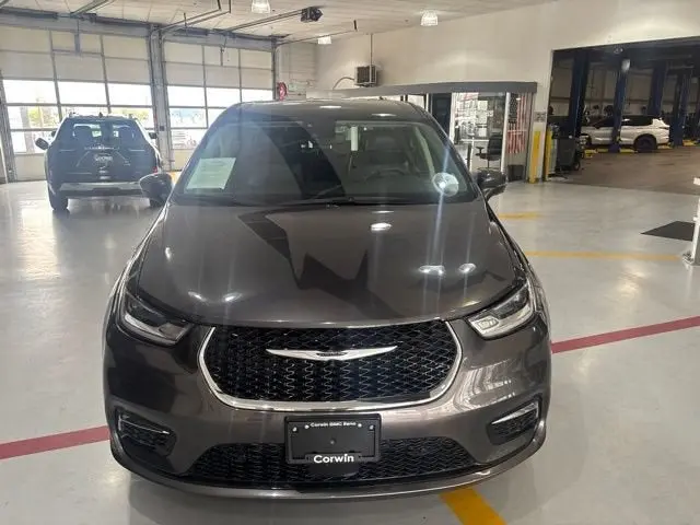 2023 Chrysler Pacifica Touring L AWD photo 3