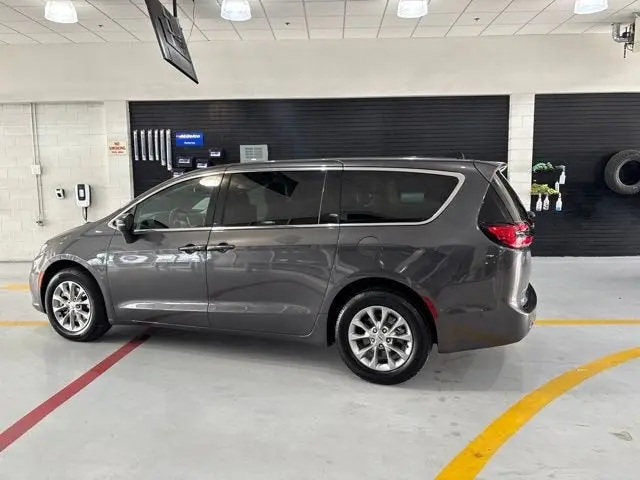 2023 Chrysler Pacifica Touring L AWD photo 5