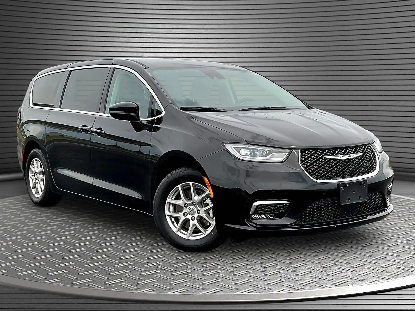 2024 Chrysler Pacifica Touring L's photo