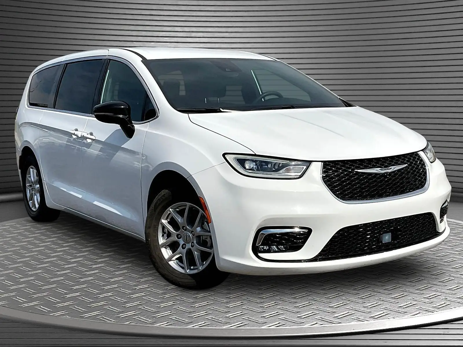 2025 Chrysler Pacifica Select's photo