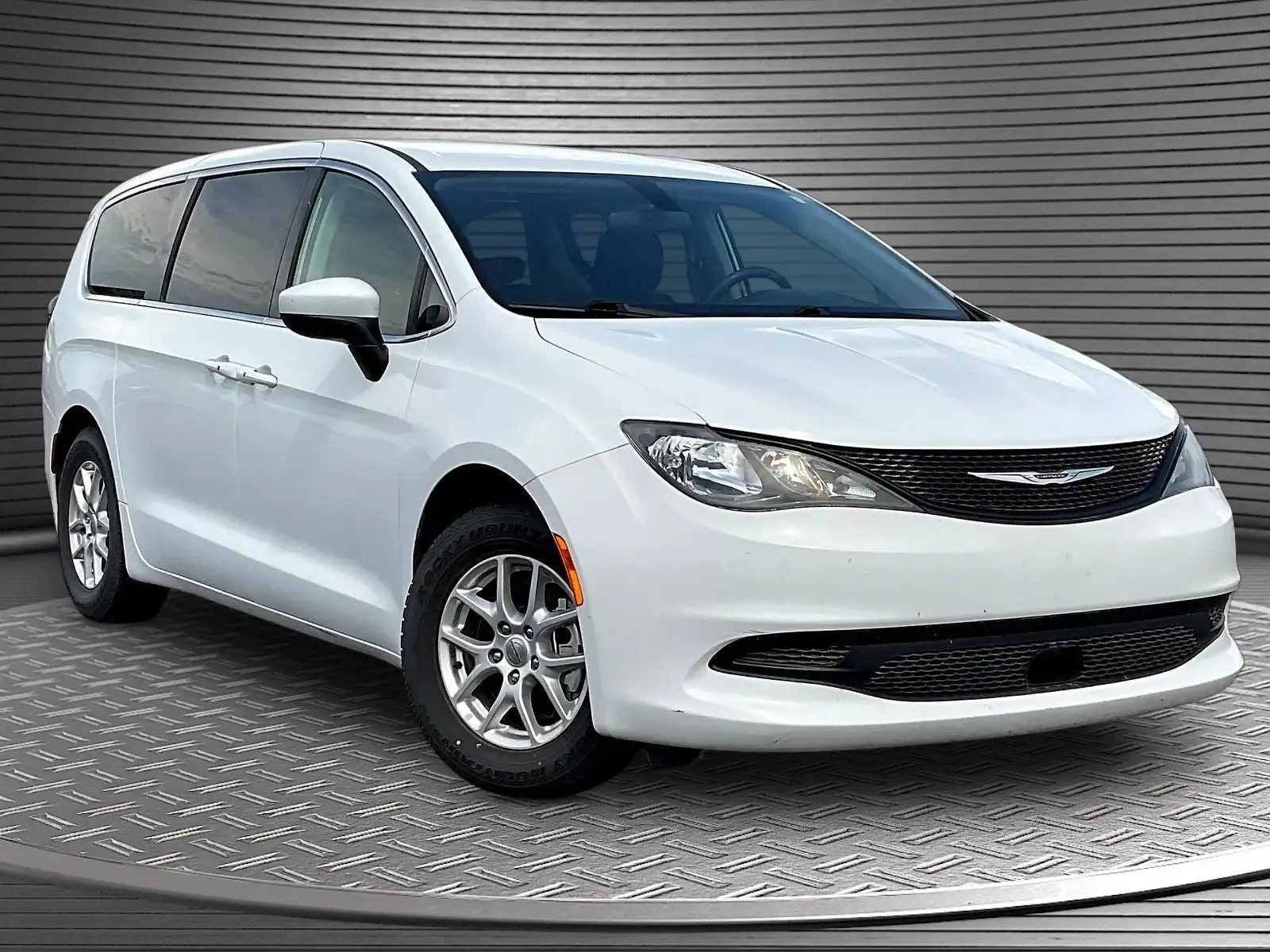 2022 Chrysler Voyager LX's photo