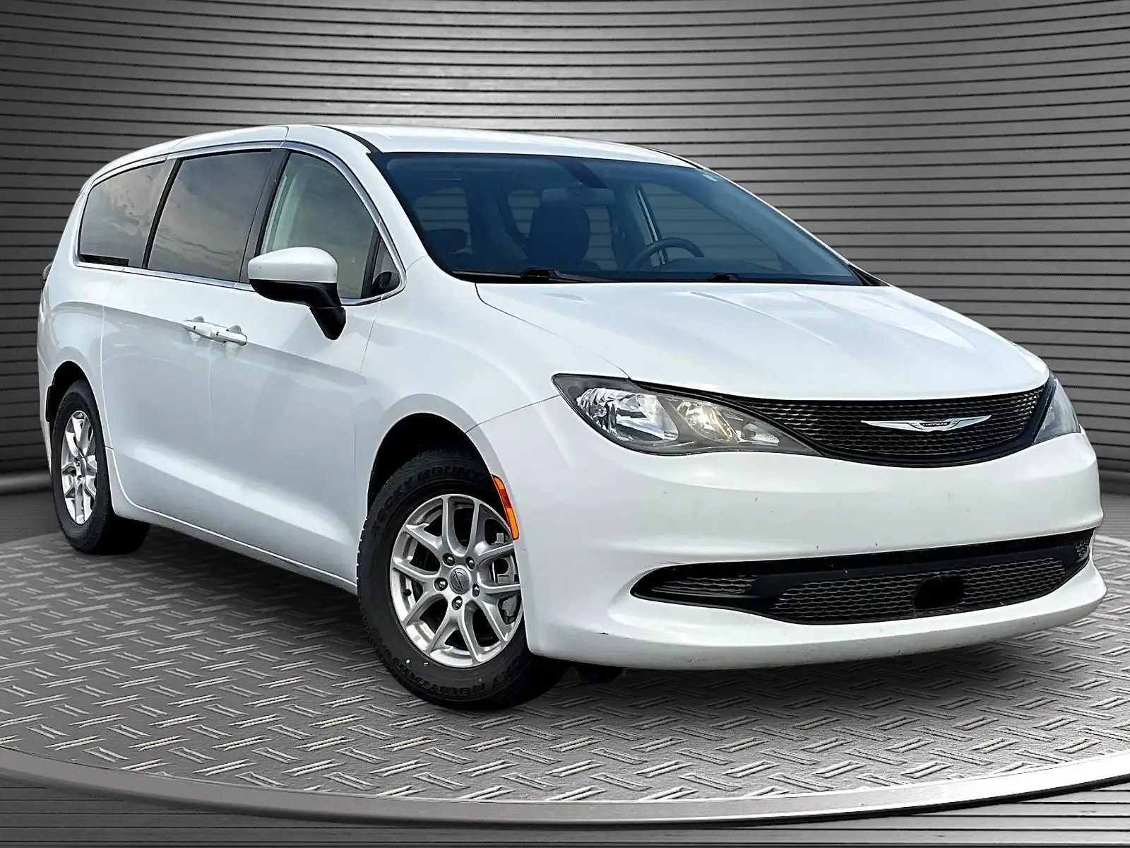2022 Chrysler Voyager LX's photo