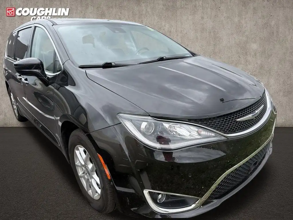 2020 Chrysler Pacifica Touring's photo