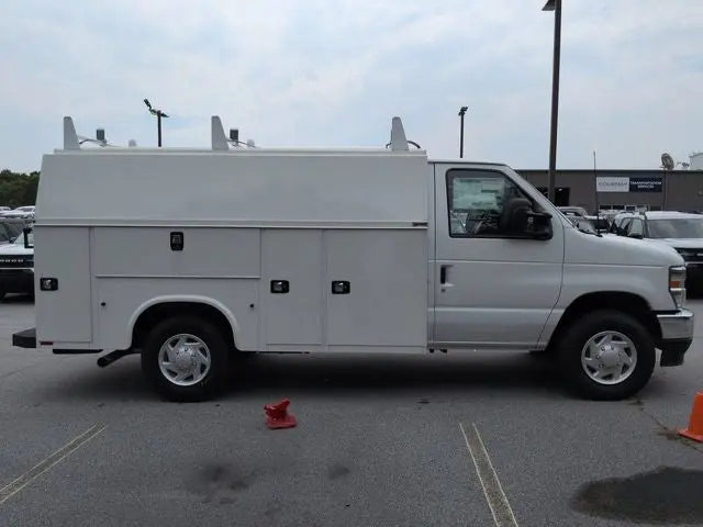 2026 Ford E-Series SRW E-350 Super Duty 138 in WB photo 3