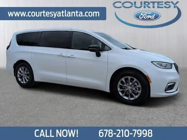 2026 Chrysler Pacifica Limited's photo