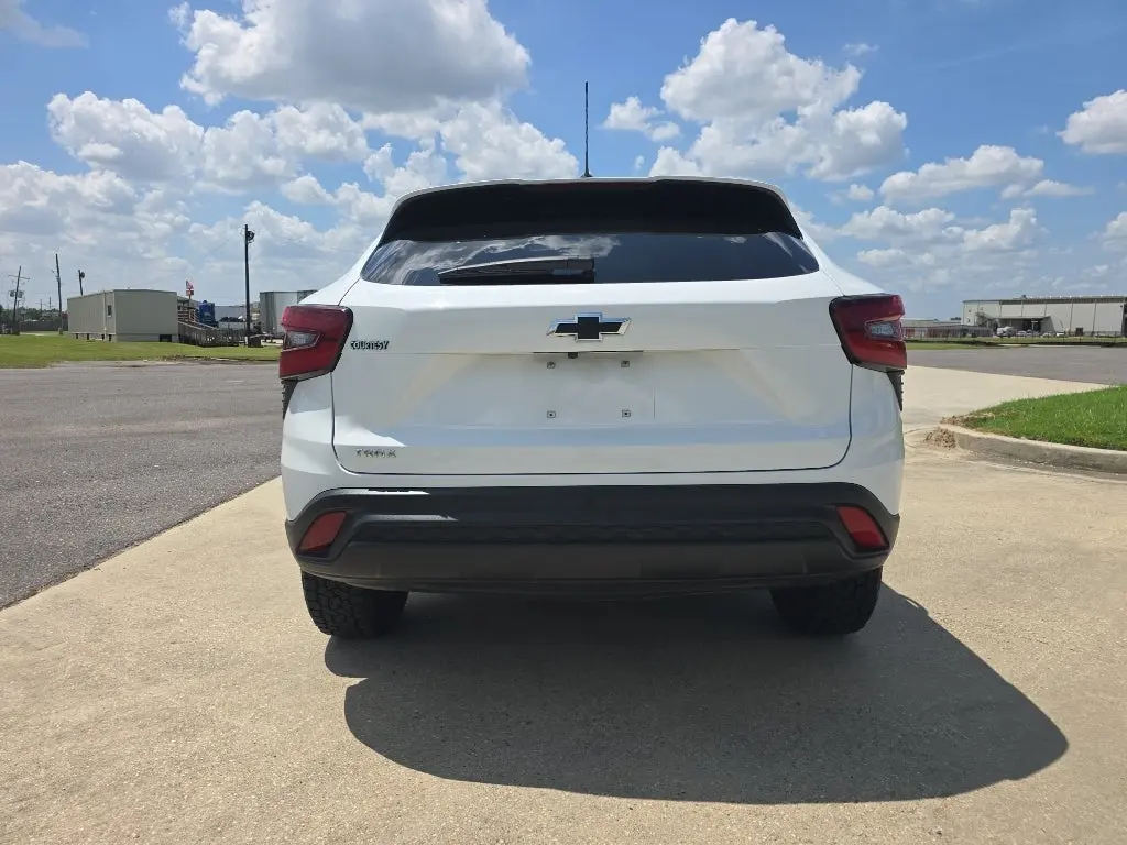 2025 Chevrolet Trax LS photo 3