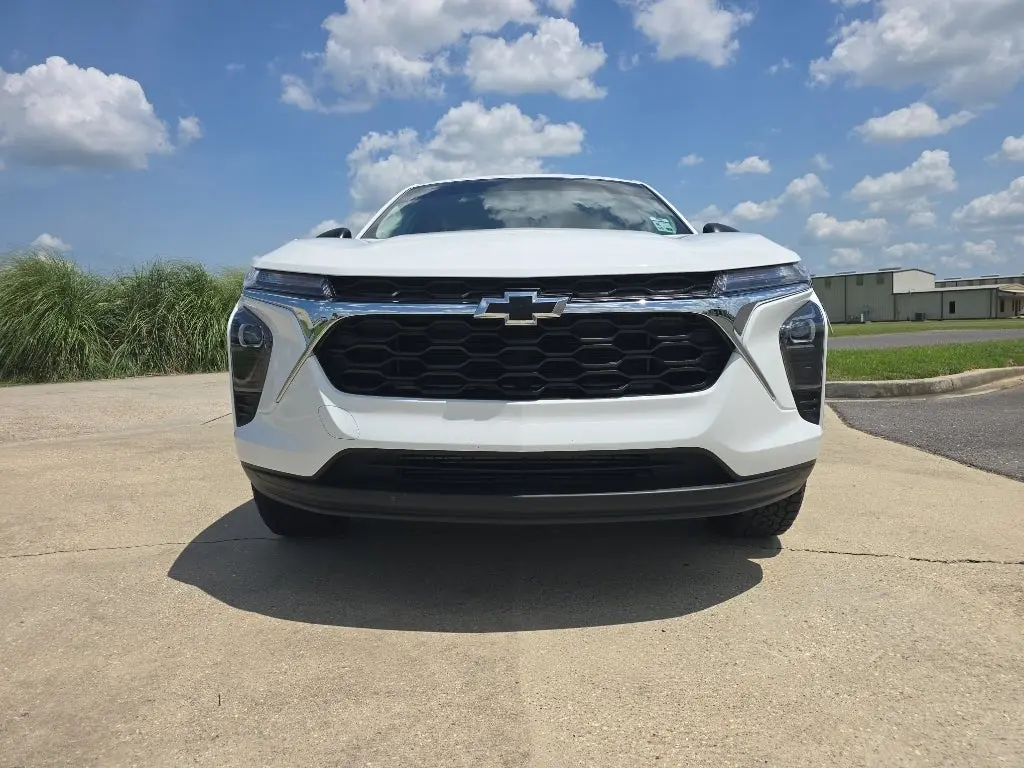 2025 Chevrolet Trax LS photo 5