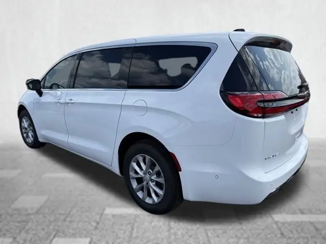 2025 Chrysler Pacifica Select AWD photo 3