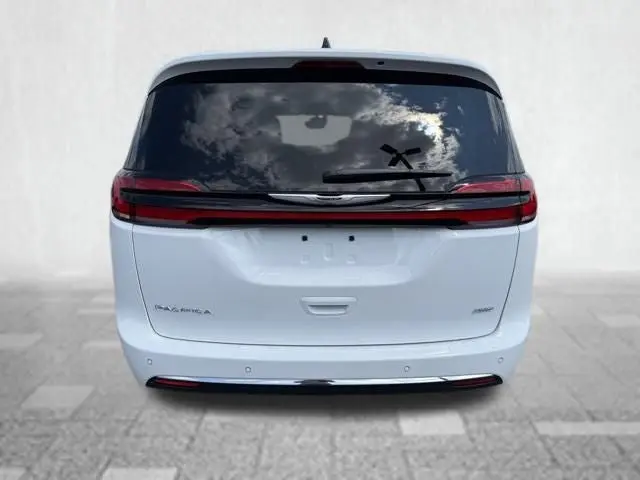 2025 Chrysler Pacifica Select AWD photo 4