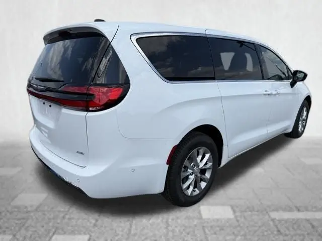 2025 Chrysler Pacifica Select AWD photo 5