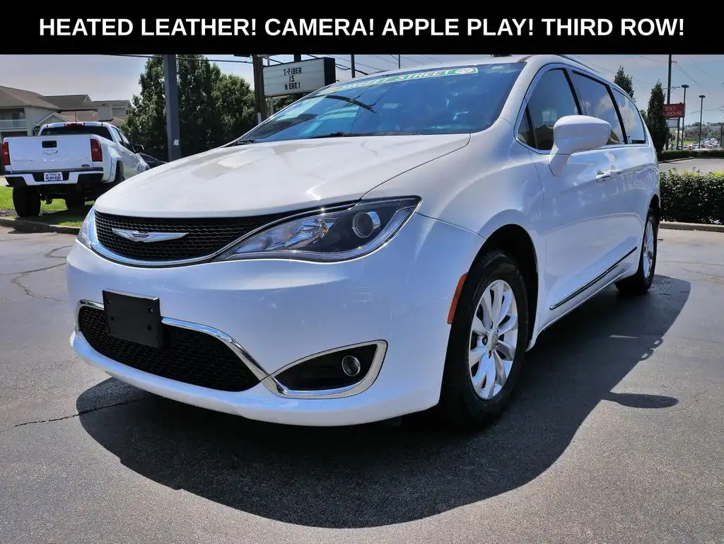 2019 Chrysler Pacifica Touring L's photo