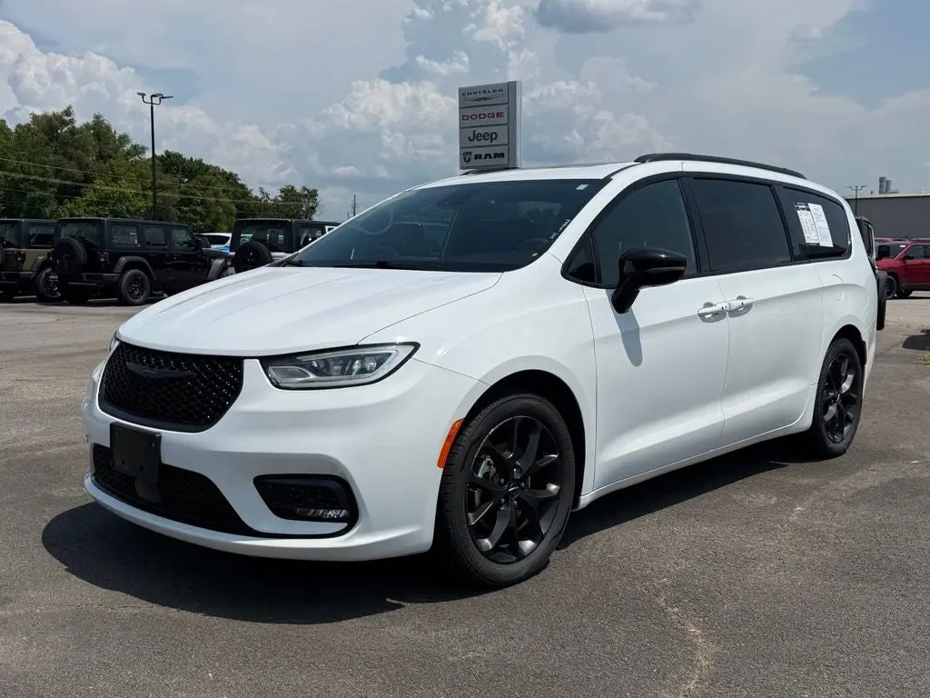 2025 Chrysler Pacifica Limited photo 3