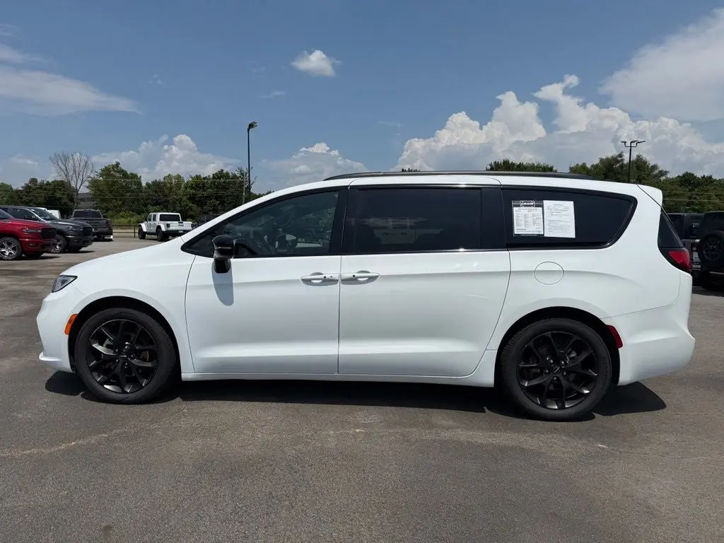 2025 Chrysler Pacifica Limited photo 4