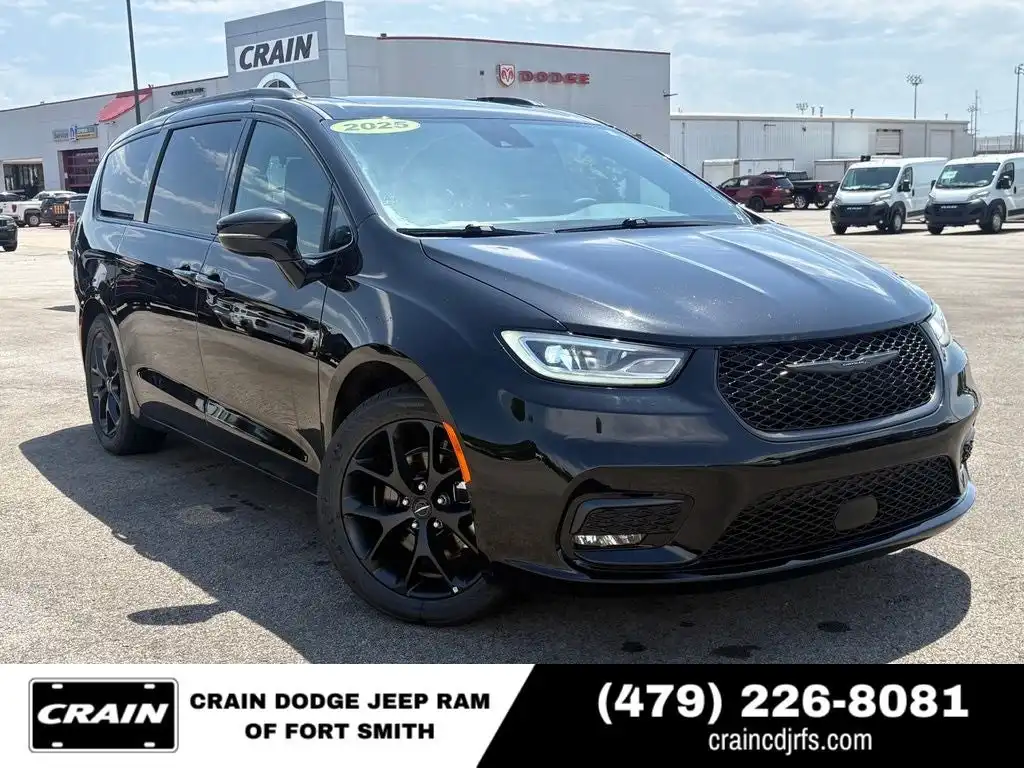 2025 Chrysler Pacifica Limited's photo