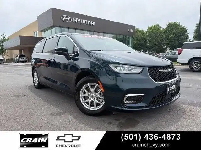 2023 Chrysler Pacifica Touring L's photo