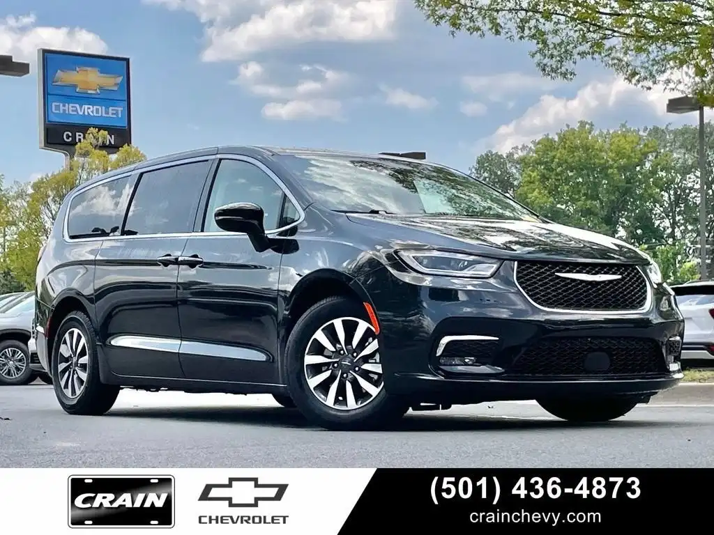 2023 Chrysler Pacifica Hybrid Touring L Hybrid's photo