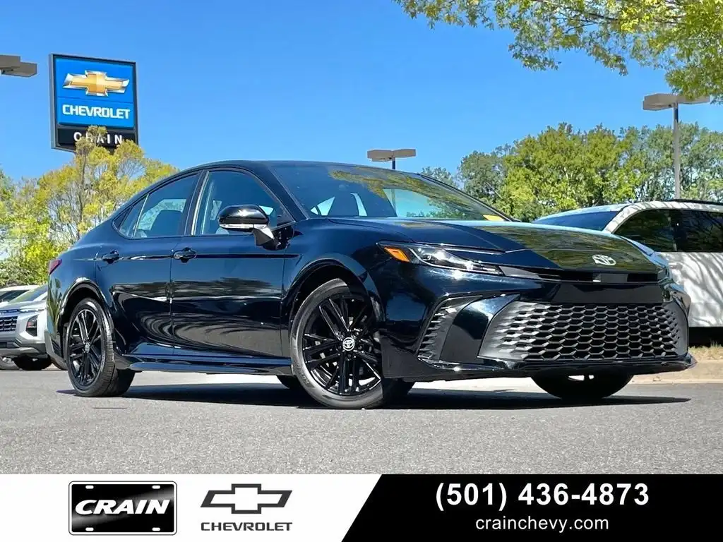 2025 Toyota Camry SE Hybrid's photo