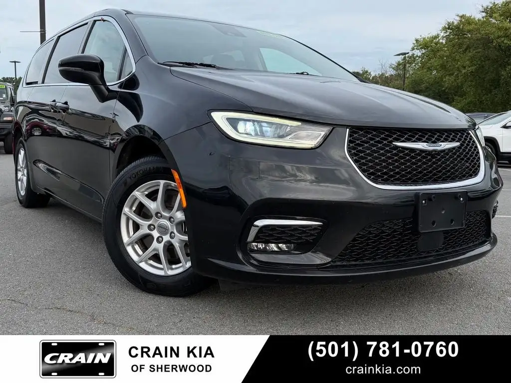 2023 Chrysler Pacifica Touring L photo 1