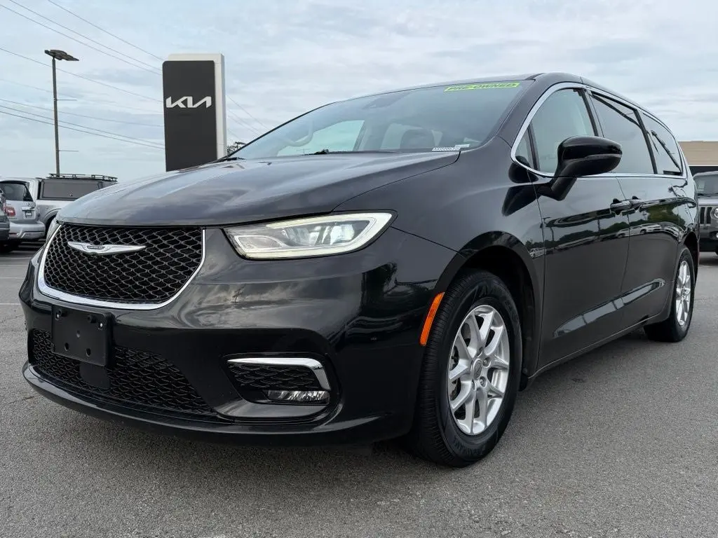 2023 Chrysler Pacifica Touring L photo 3