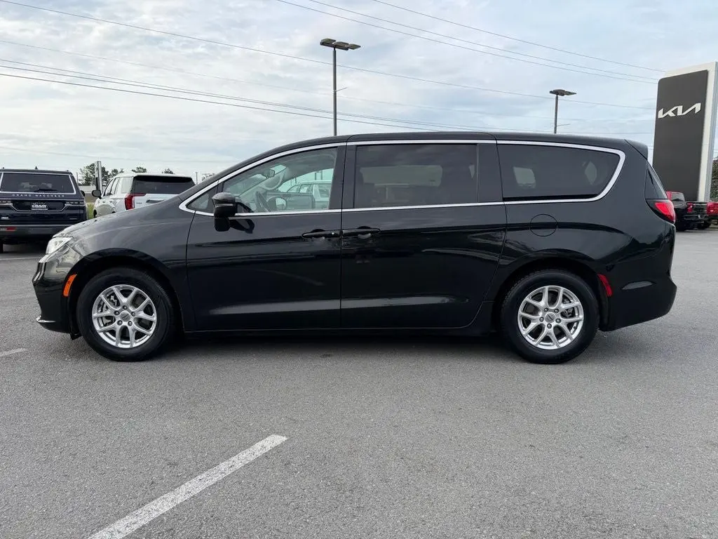 2023 Chrysler Pacifica Touring L photo 4