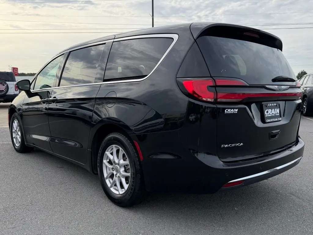 2023 Chrysler Pacifica Touring L photo 5