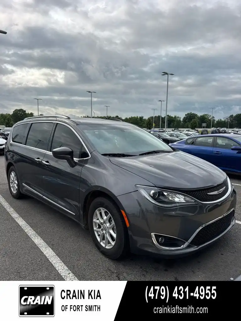 2020 Chrysler Pacifica Touring L's photo