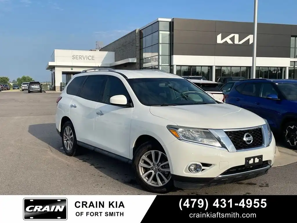 2016 Nissan Pathfinder SV 2WD's photo