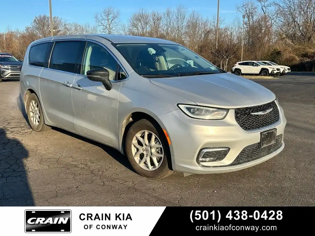 2024 Chrysler Pacifica Touring L's photo