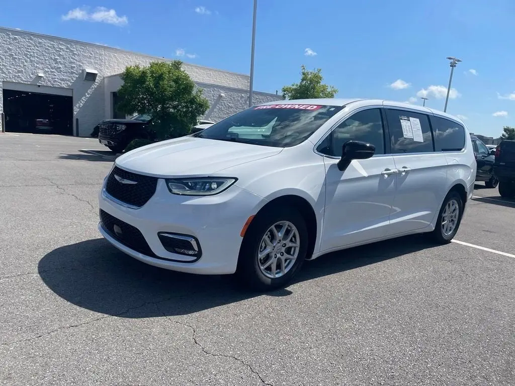 2025 Chrysler Pacifica Select photo 3