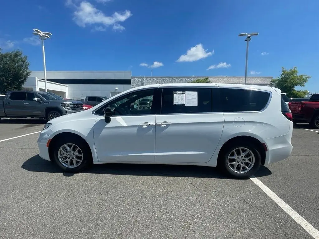 2025 Chrysler Pacifica Select photo 4