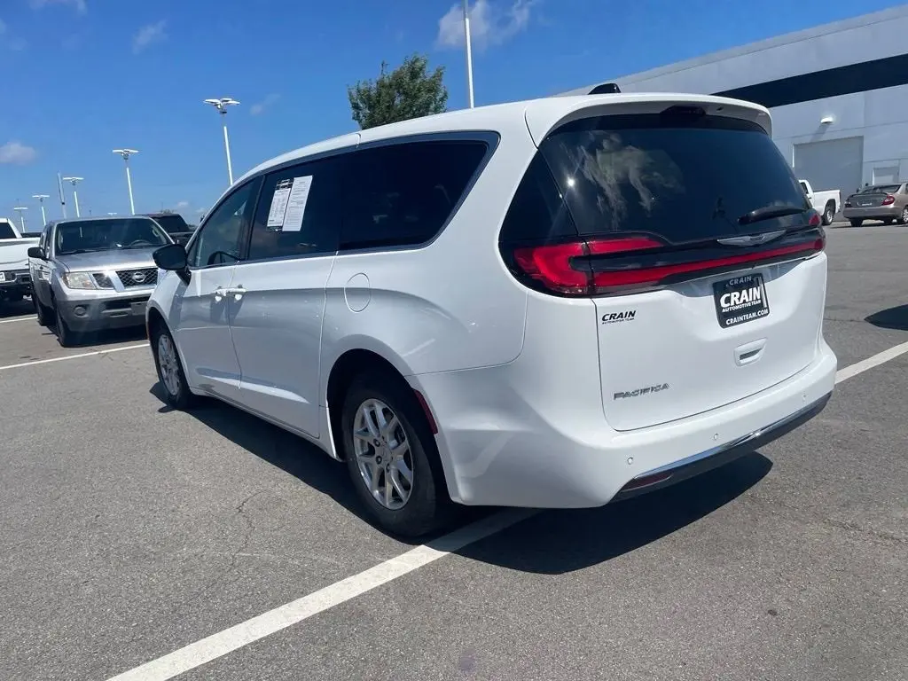 2025 Chrysler Pacifica Select photo 5