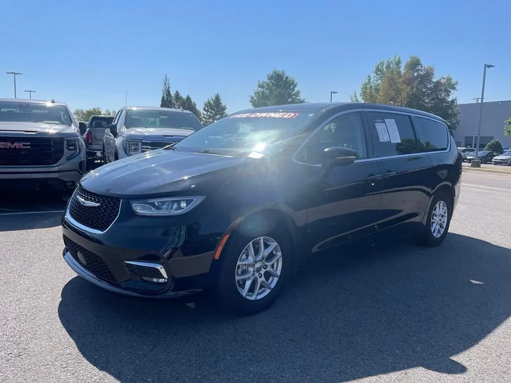 2024 Chrysler Pacifica Touring L photo 3