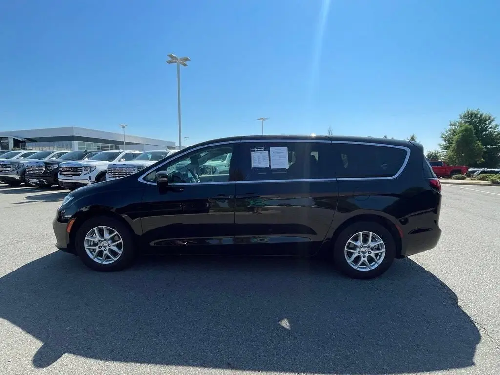 2024 Chrysler Pacifica Touring L photo 4