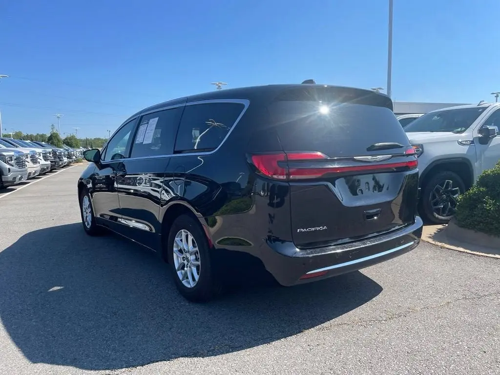 2024 Chrysler Pacifica Touring L photo 5